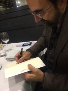 Carlos Fortea firmando